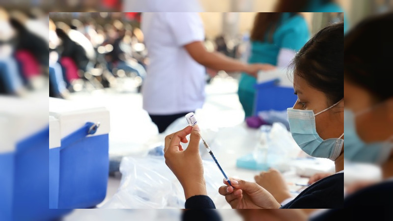 Continúa vacunación de refuerzo anti COVID-19, en Michoacán