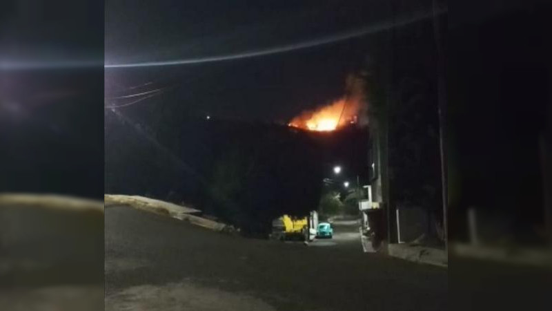 Se quema cerro que divide Valle Real y Misión del Valle, sin que arribe cuerpo de bomberos 