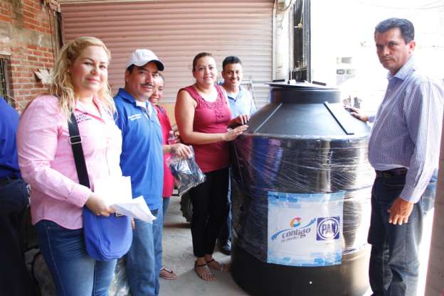 PAN reparte tinacos en beneficio de familias en Tepalcatepec  - Foto 0 