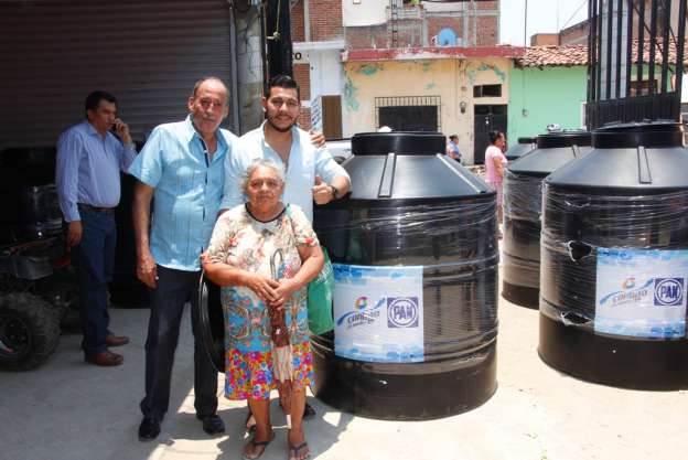 PAN reparte tinacos en beneficio de familias en Tepalcatepec  - Foto 1 