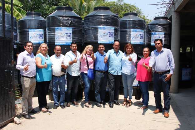 PAN reparte tinacos en beneficio de familias en Tepalcatepec  - Foto 2 