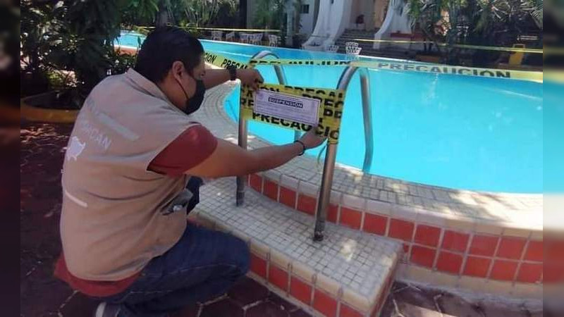 Clausuran alberca de hotel al detectar bacteria en el agua 