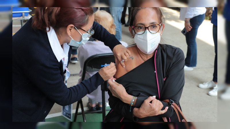 Se aplica refuerzo anti COVID-19 para habitantes de Zitácuaro, Michoacán 