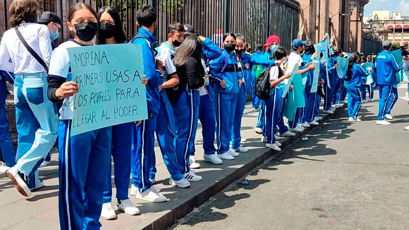 Estudiantes se manifiestan contra eliminación del programa de escuelas de tiempo completo en Michoacán 