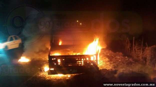 Incendian habitantes camión repartidor en Nahuatzen, Michoacán - Foto 0 