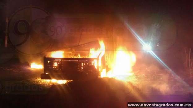 Incendian habitantes camión repartidor en Nahuatzen, Michoacán - Foto 1 