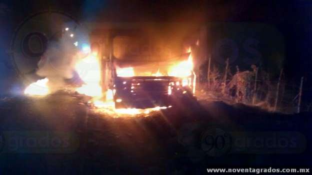 Incendian habitantes camión repartidor en Nahuatzen, Michoacán - Foto 2 