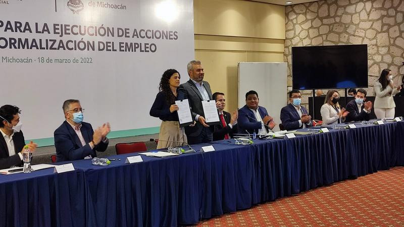 Bedolla firma convenio con la STPS para mejorar condiciones laborales en el estado 