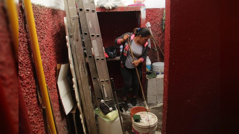 Mercados municipales son sanitizados para prevenir contagios de COVID-19, en Uruapan, Michoacán  