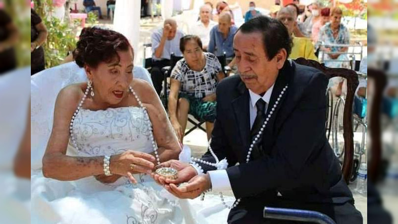 Primer aniversario del matrimonio Abuelitos que se conocen en asilo del DIF Lázaro Cárdenas 