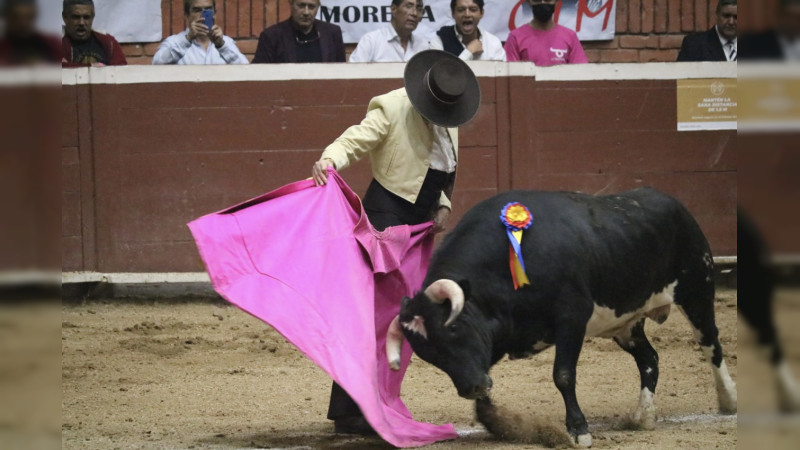 Gran triunfo de Jorge Sotelo al cortar dos orejas; brillo de Capitán Calecero y Manolo Mejía