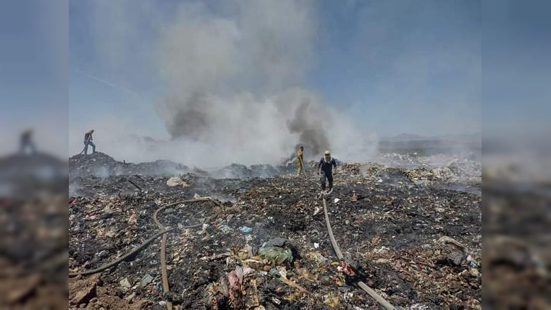Controlan incendio en el basurero de Apatzingán, Michoacán