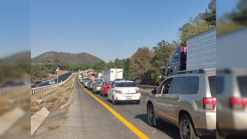 Tráfico pesado en la Autopista Siglo XXI por bloqueos en Uruapan 