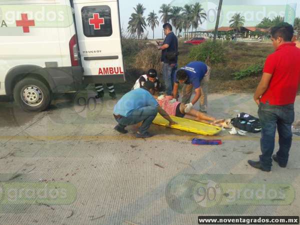 Dos niños y un adulto lesionados, saldo de volcadura en Lázaro Cárdenas, Michoacán  - Foto 1 