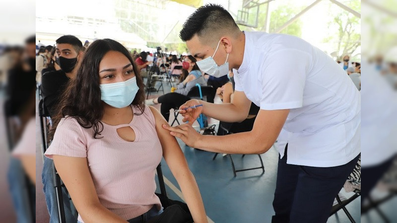 Segunda dosis anti COVID-19 para adolescentes de 14 a 17 es aplicada en 5 municipios de Michoacán 