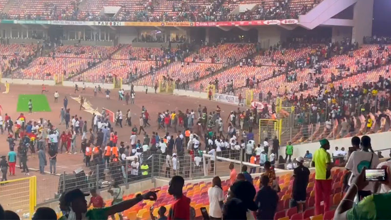 Nigeria se queda sin mundial y fanáticos causan destrozos en el estadio Abuya 