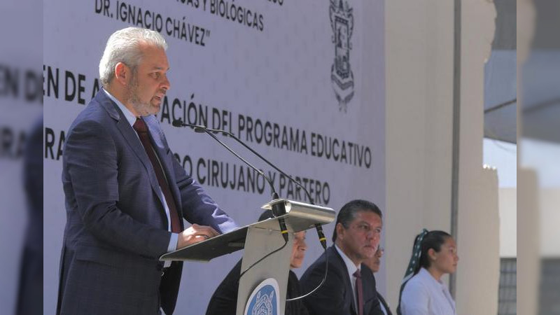 Bedolla hace entrega de acreditación a Facultad de Medicina de la UMSNH 