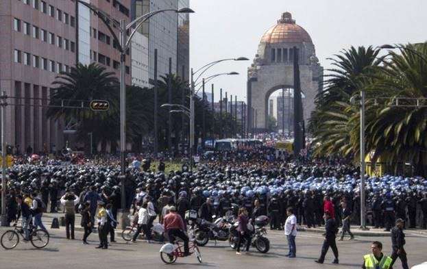 Más de 20 mil docentes marchan en el Distrito Federal por el Día del Maestro 