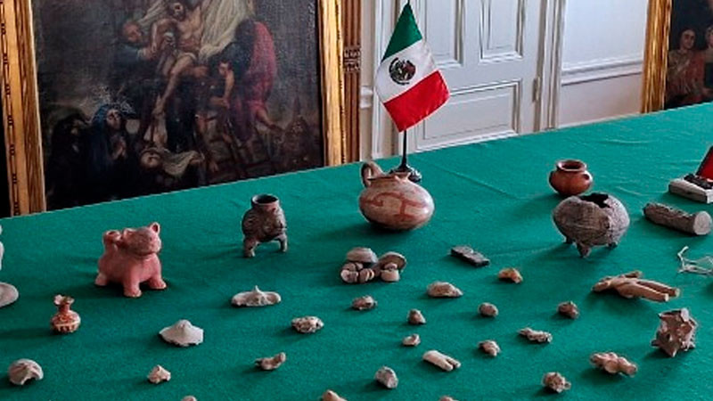 Restituyen a México 43 piezas arqueológicas y óleos de la época virreinal 