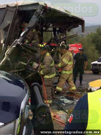Chocan tráiler y autobús en la carretera Morelia–Charo; hay 40 heridos - Foto 0 