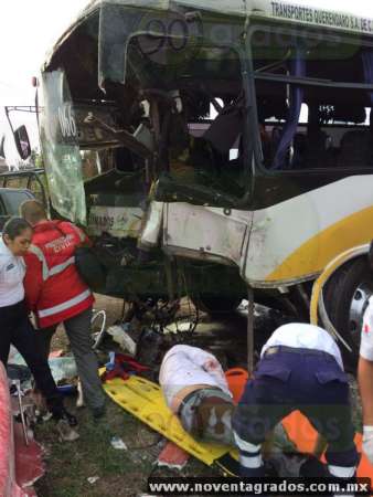 Chocan tráiler y autobús en la carretera Morelia–Charo; hay 40 heridos - Foto 1 