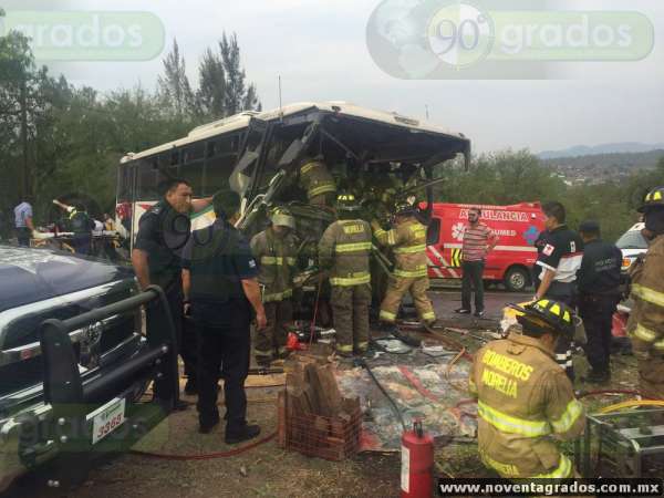Chocan tráiler y autobús en la carretera Morelia–Charo; hay 40 heridos - Foto 2 