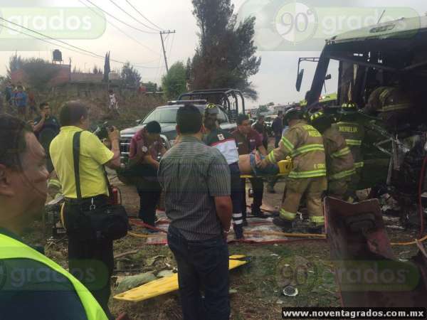 Chocan tráiler y autobús en la carretera Morelia–Charo; hay 40 heridos - Foto 3 