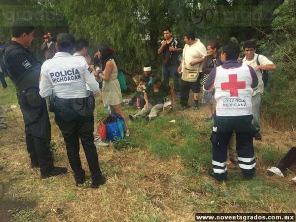 Chocan tráiler y autobús en la carretera Morelia–Charo; hay 40 heridos - Foto 6 