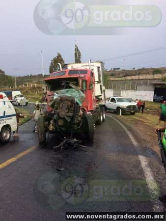 Chocan tráiler y autobús en la carretera Morelia–Charo; hay 40 heridos - Foto 7 