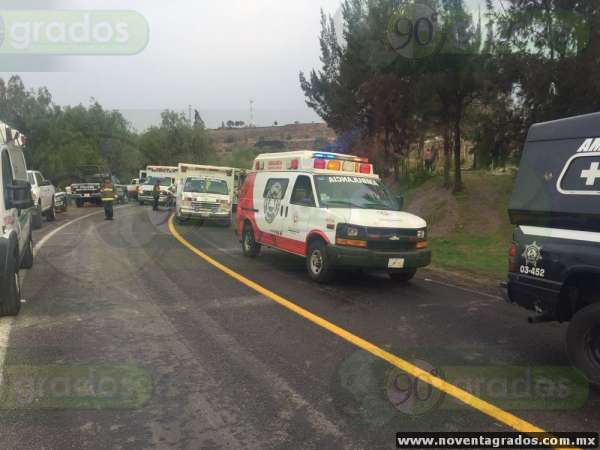 Chocan tráiler y autobús en la carretera Morelia–Charo; hay 40 heridos - Foto 8 