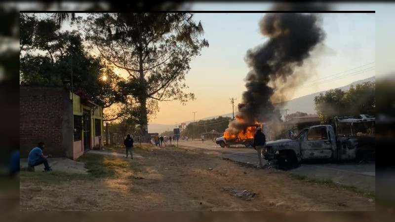 Al menos 4 heridos y 2 vehículos quemados tras enfrentamiento en Carapan 