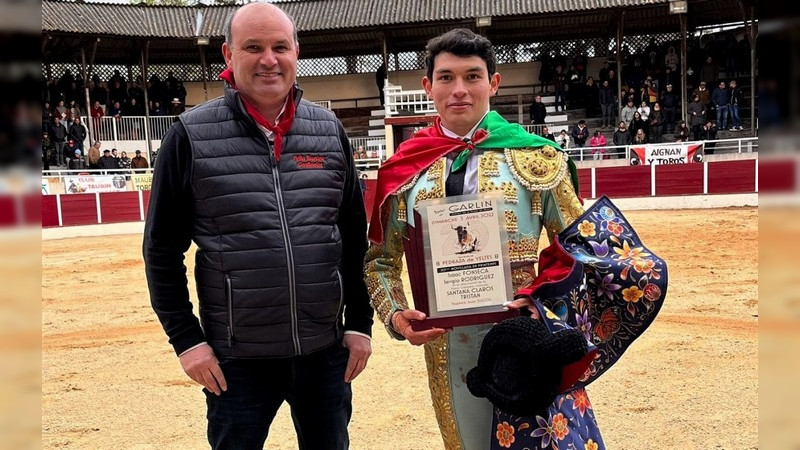Triunfo grande del moreliano Isaac Fonseca en Francia, cortó 3 orejas y salió a hombros