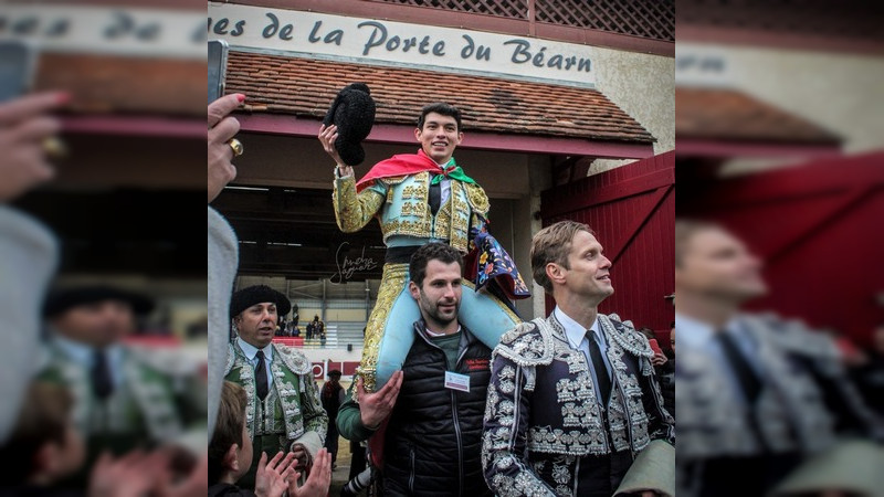 Triunfo grande del moreliano Isaac Fonseca en Francia, cortó 3 orejas y salió a hombros