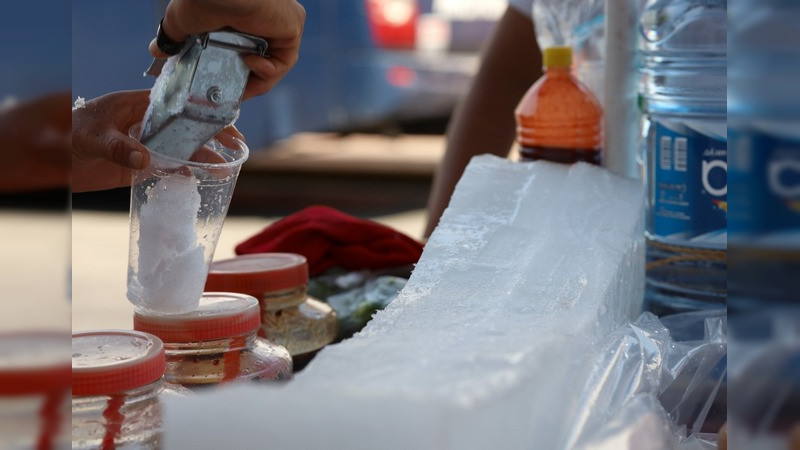 Secretaria de Salud de Michoacán llama a evitar el consumo de raspados o aguas frescas expuestos a la superficie 
