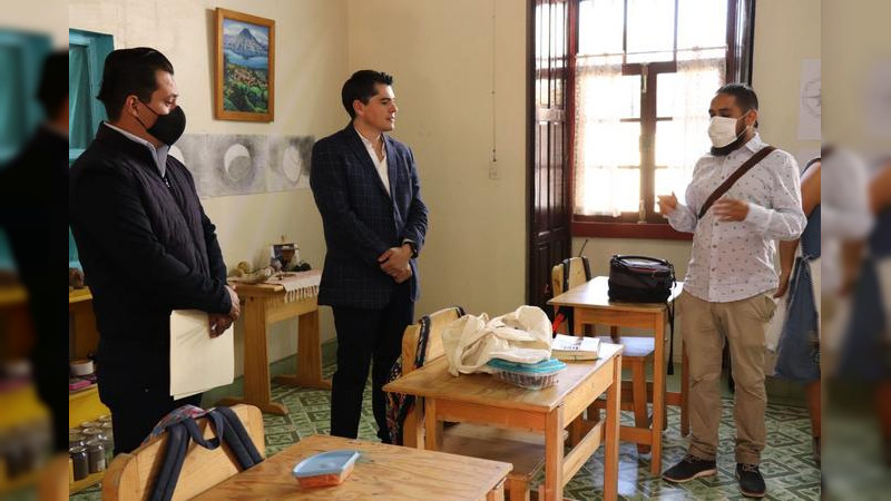 Alcalde de Zitácuaro se reúne con comunidad educativa de la primaria El Oyamel  