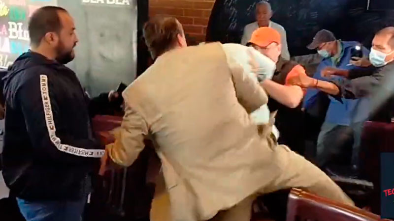 Adame protagoniza otra pelea fallida; se cae al lanzar patada al abogado de Carlos Trejo 