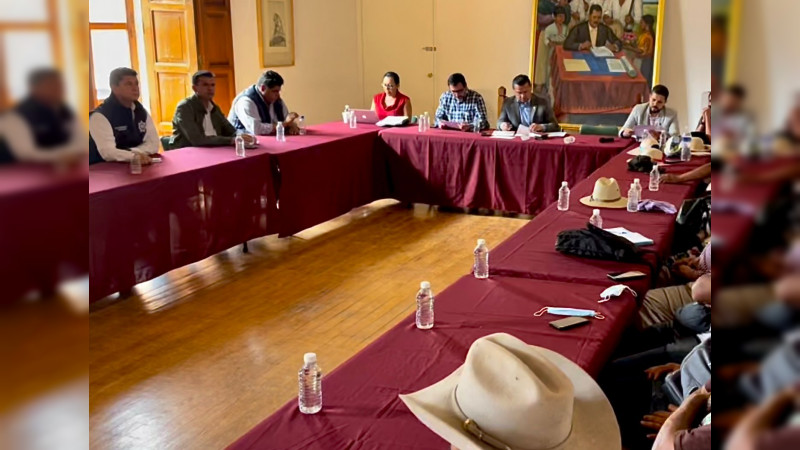 Gobierno de Michoacán escucha demandas de la comunidad indígena de Arantepacua 