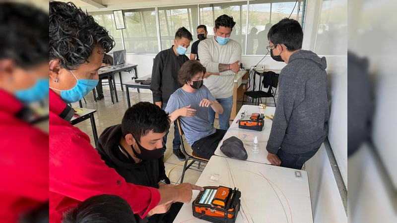 Alumnos del UTM son capacitados por especialistas en el uso de la Fibra Óptica 