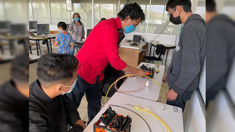 Alumnos del UTM son capacitados por especialistas en el uso de la Fibra Óptica 