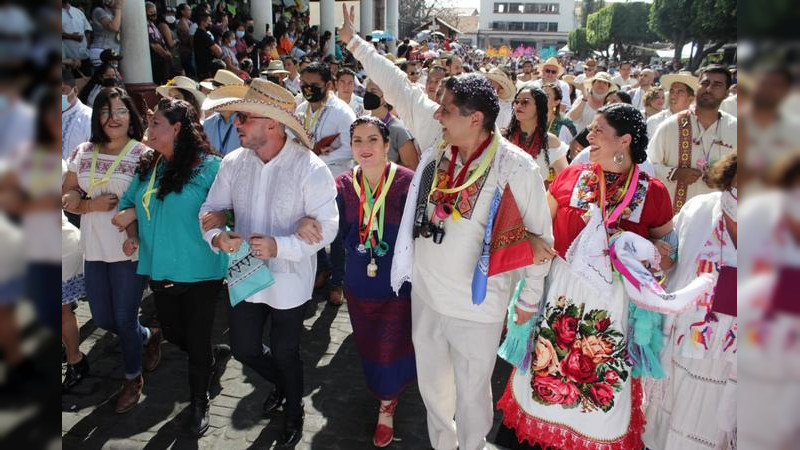 Con colorido desfile arrancó Tianguis Artesanal de Uruapan