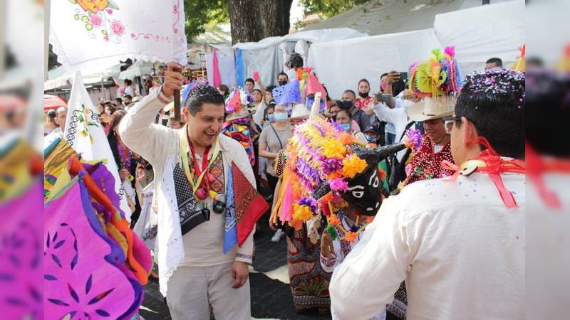 Con colorido desfile arrancó Tianguis Artesanal de Uruapan