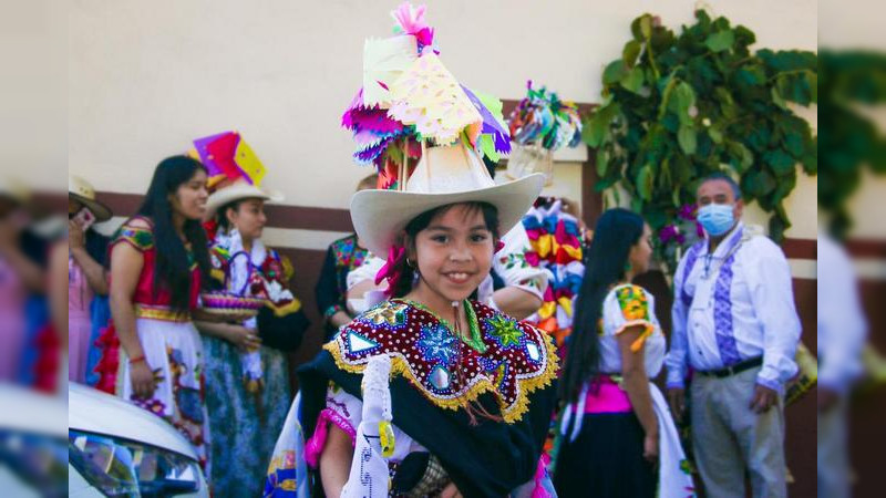 Con colorido desfile arrancó Tianguis Artesanal de Uruapan