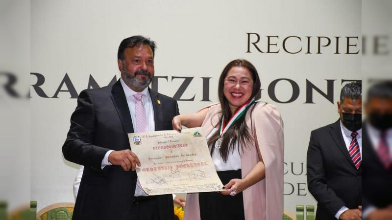 Recibió presea "Gertrudis Bocanegra" la atleta Paralímpica Doramitzi González de Pátzcuaro  