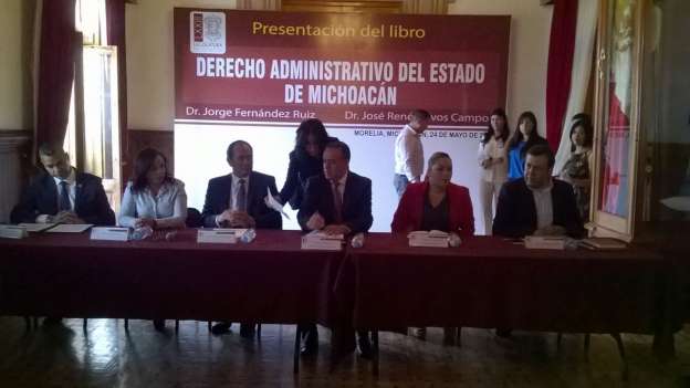 Presenta René Olivos libro sobre Derecho Administrativo en Michoacán 