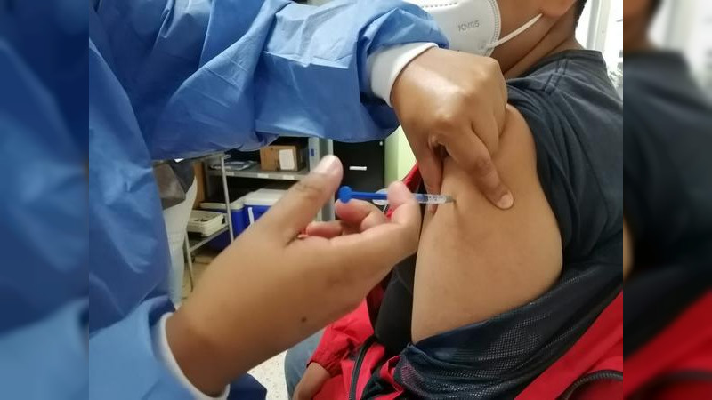 Aplicación de vacunas anti COVID-19 continúa en Uruapan  