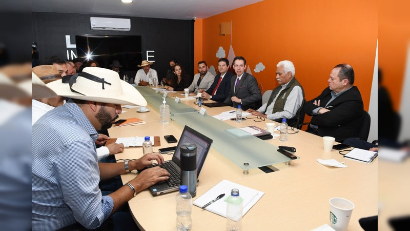 Reitera Gobierno de Michoacán apoyo a productores de mezcal 