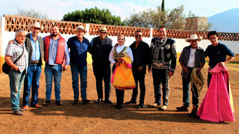 Toreros, galleros, charros y jaripeyeros celebran cumpleaños de la matadora Marbella Romero