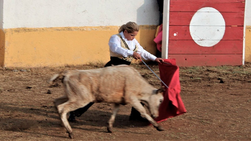Toreros, galleros, charros y jaripeyeros celebran cumpleaños de la matadora Marbella Romero