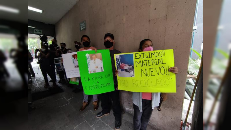 Familiares de pacientes con hemodiálisis piden diálogo, IMSS responde con granaderos 