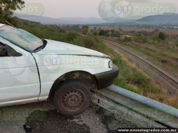 Lesionado conductor tras volcar en la carretera Pátzcuaro–Morelia - Foto 2 